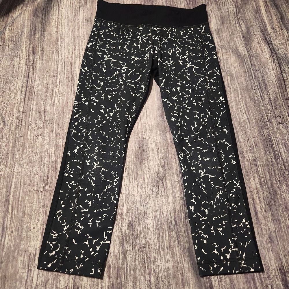 Under Armour Women's Capri Leggings Black and White Pattern Athletic Size Small